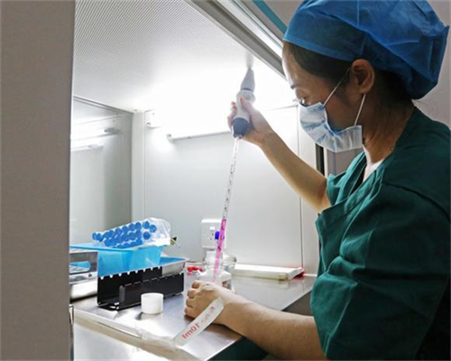 凯特王妃瘦出“排骨胸”，穿碎花连衣裙难掩老态，全靠气质撑场面